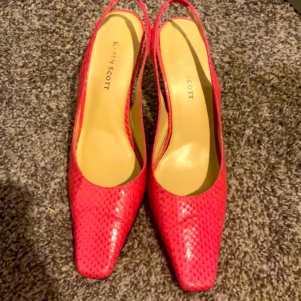 Karen Scott size 7 fuchsia snake heels with box